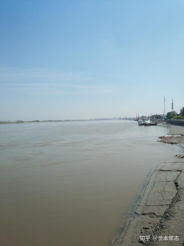 营口市地处辽东半岛中枢,渤海东岸,大辽河入海口处,确是一座不像沿海