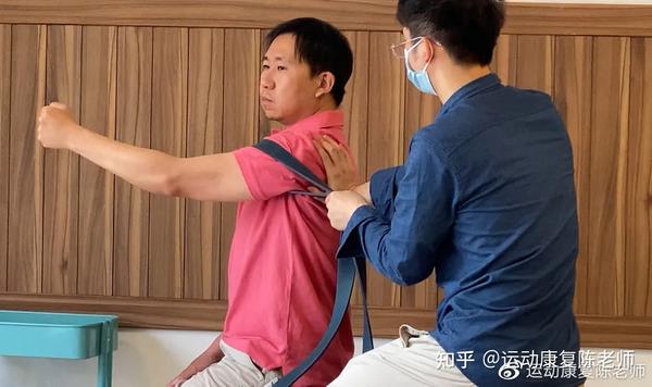 左肩前屈,外展,内旋活动度受限且疼痛 右肩盂唇损伤 右肩做胸前传球