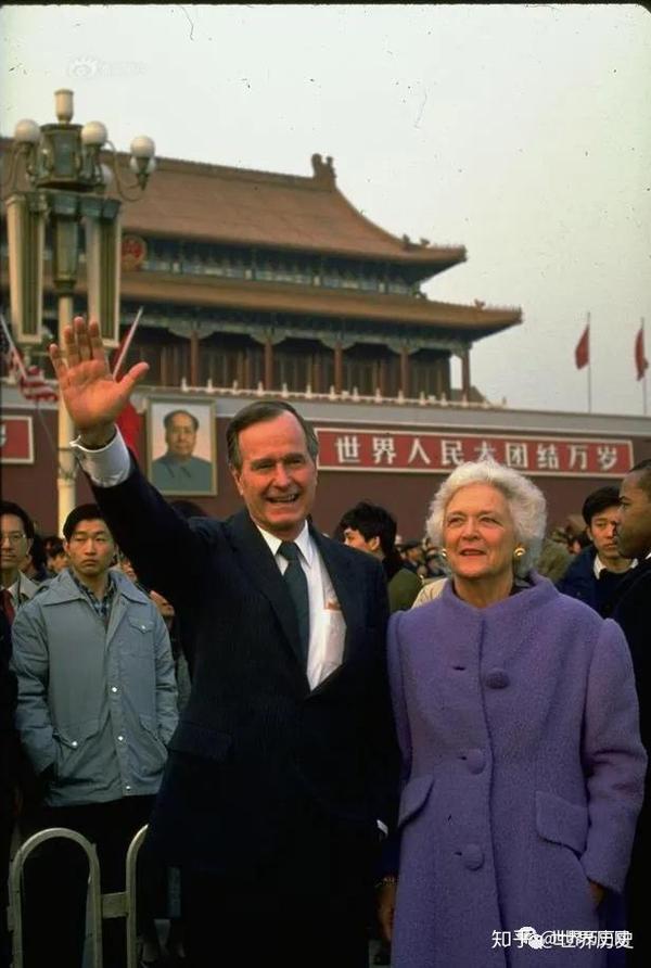 老布什是美国驻北京联络处的主任,尤其热爱中国菜,是比较亲华的一位