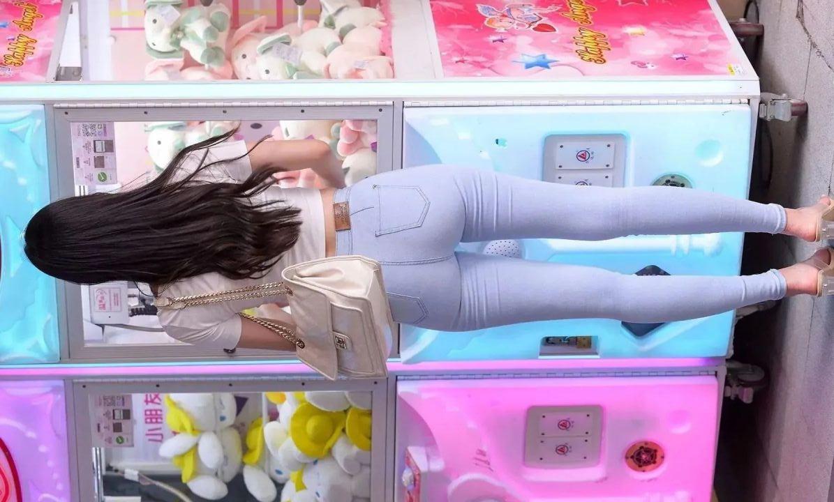 街拍女神:紧身牛仔裤的时尚女生
