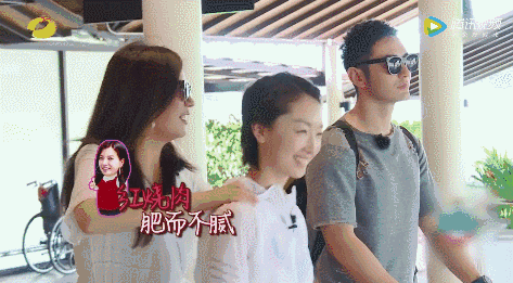 在第一季担任中餐厅店长的赵薇,刚跟周冬雨和黄晓明见面的时候,就被开