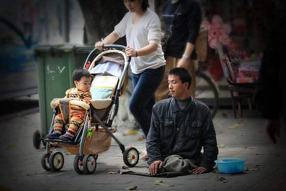 中年妇女从残疾乞丐碗里抢钱, 连乞丐都不如, 算抢劫吗?