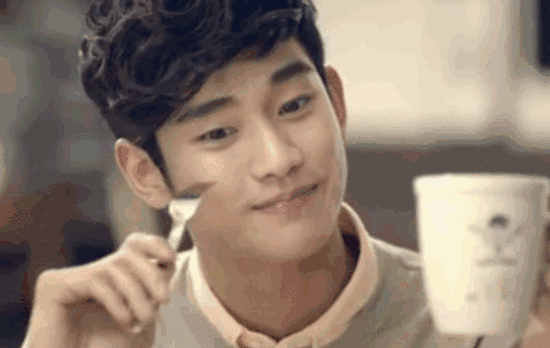 即使低头喝咖啡, 那不经意间留下的背影, 也足够销魂使骨