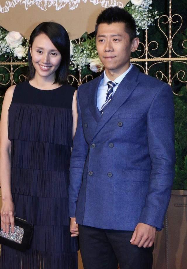 袁泉夏雨夫妻合体亮相袁泉自信裸妆出镜发际线高也照样显气场