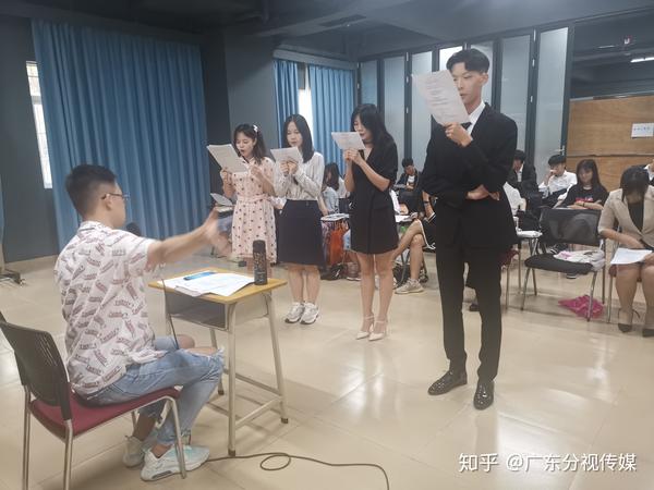 广东分视传媒艺考培训:谈一谈学配音如何选专业学校?