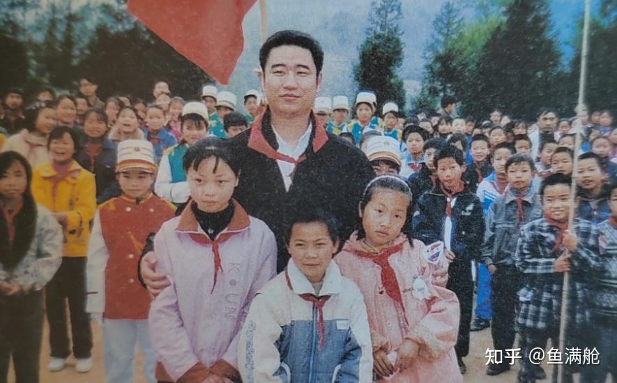 邢丹不顾家人和朋友的反对,嫁给了丛飞:"都说丛飞是疯子,傻子,可是在