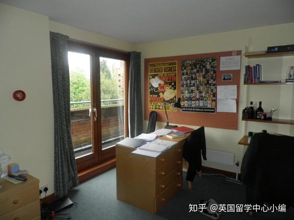 例如这间剑桥大学robinson college的单人独立卫浴宿舍.