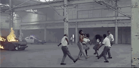 图源:this is america 主流媒体天天试图通过灌输 娱乐至上的精神来