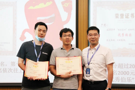 公司人力总监张海光为优秀伯乐颁奖