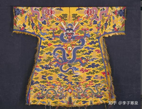 康熙朝龙袍(现藏故宫博物院)