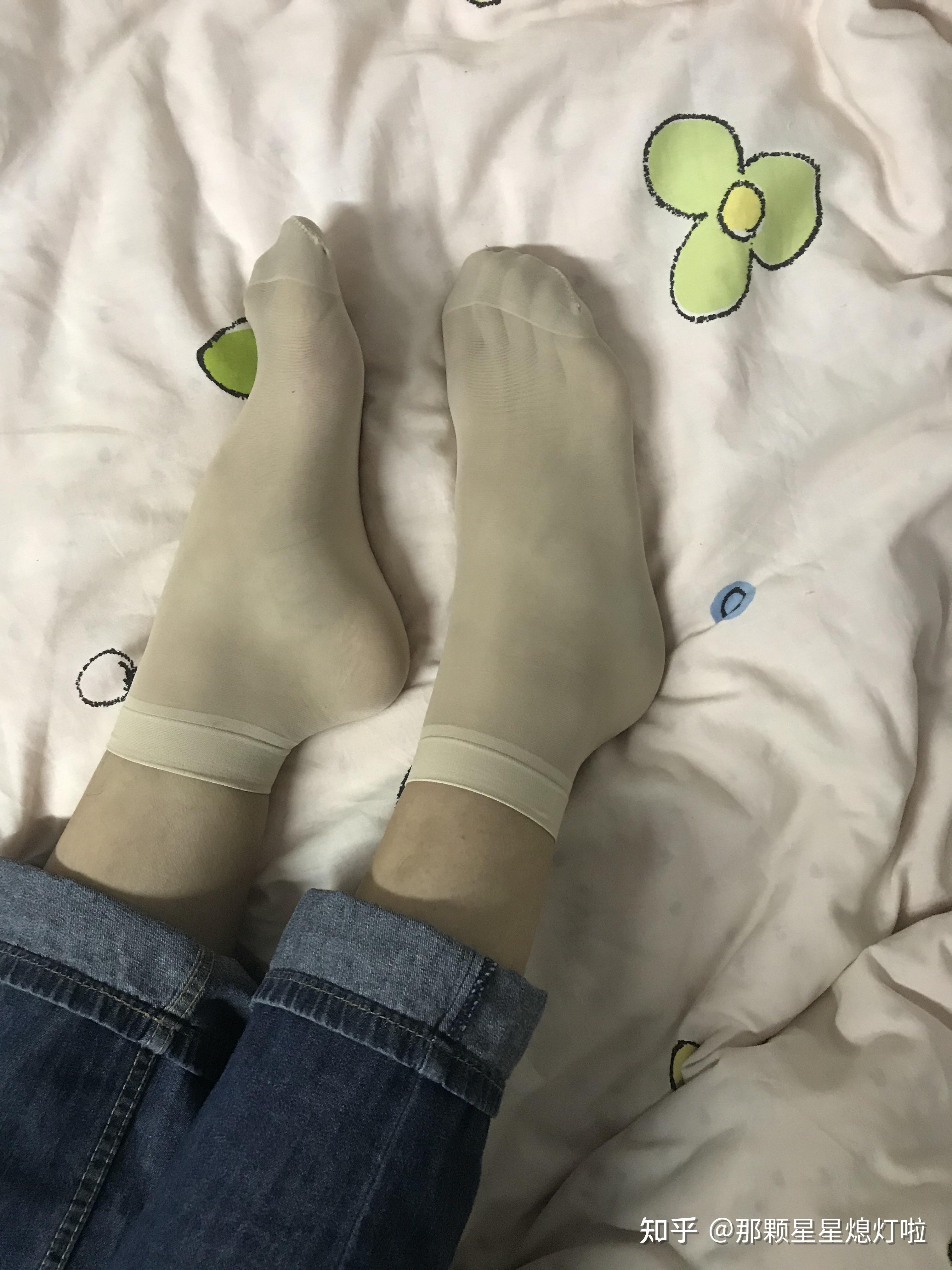 学生党适合白丝,黑丝还是肉丝?