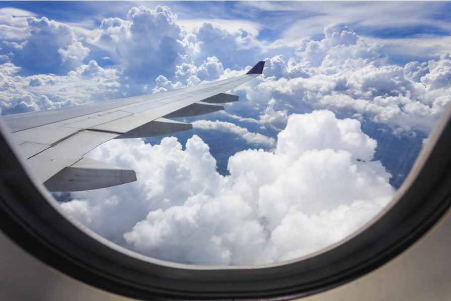 飞机机窗的构造 众所周知,海拔越高的地方气压越低,飞机在高空