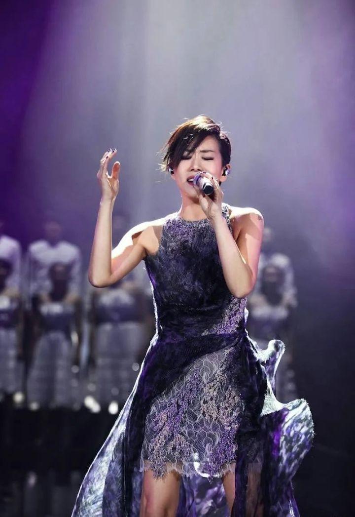 林忆莲今天54岁了,在你的记忆里,她是一位什么样的歌手呢?