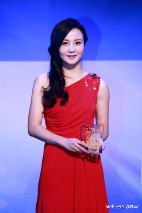 "大陶红"真敢穿 透视礼服裙秀美肩 这气质一点也不像51岁