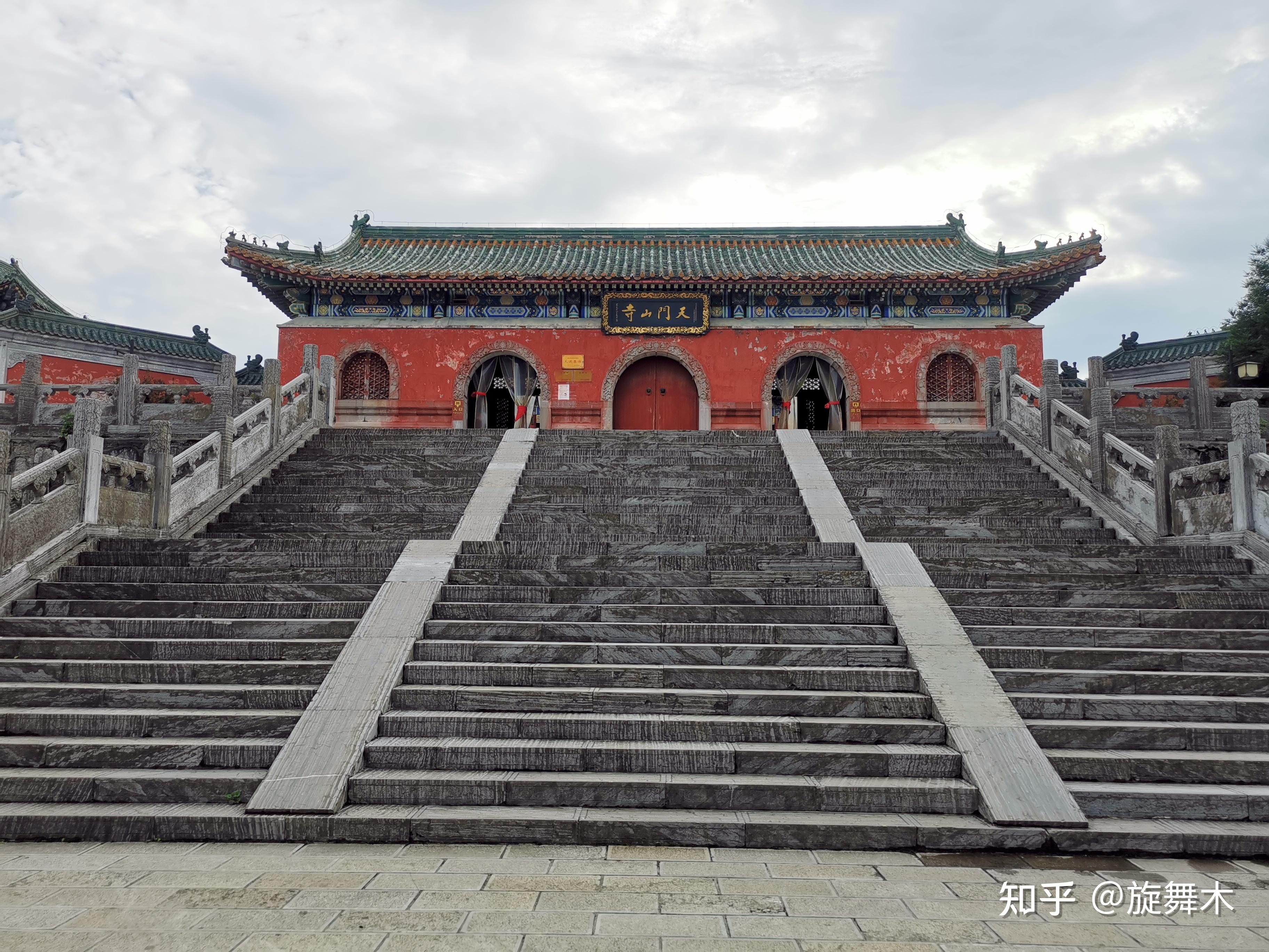 图9  天门山寺门口图10  天门山寺内严重掉漆的木质建筑在山林里穿越