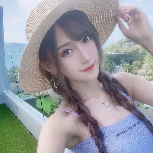 女神腐弯腰直播某部位露出,水友不要举报,这是要挑战底线?