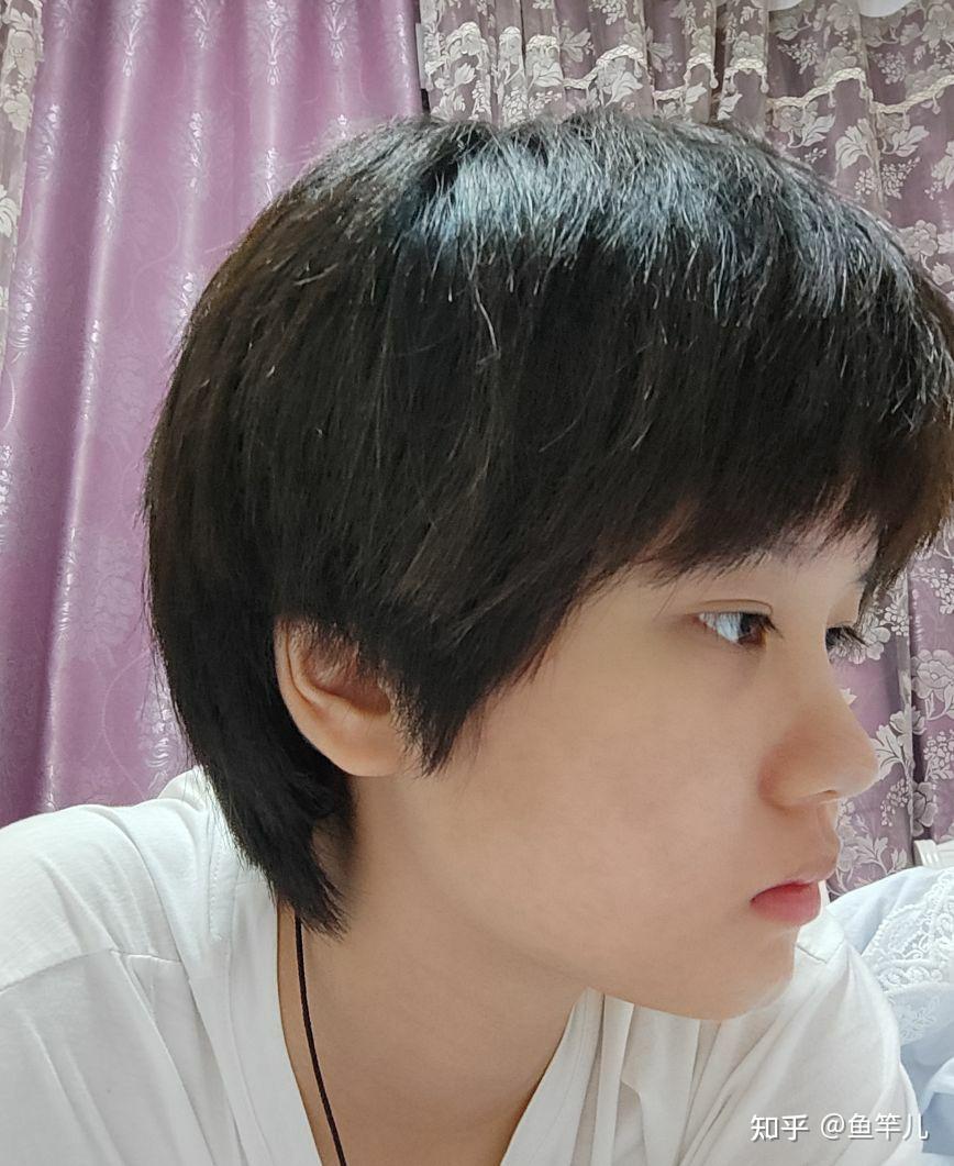 圆脸头发厚多适合啥短发