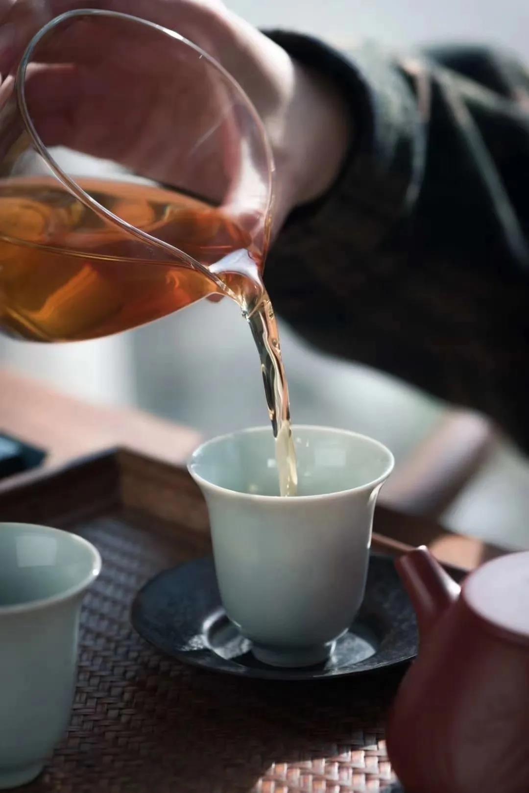 1,上午 早饭后一小时是最适合饮茶的,大约九点到十点之间.