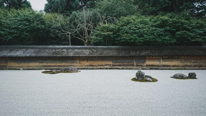 平衡且自然地存在京都龙安寺的方丈庭园