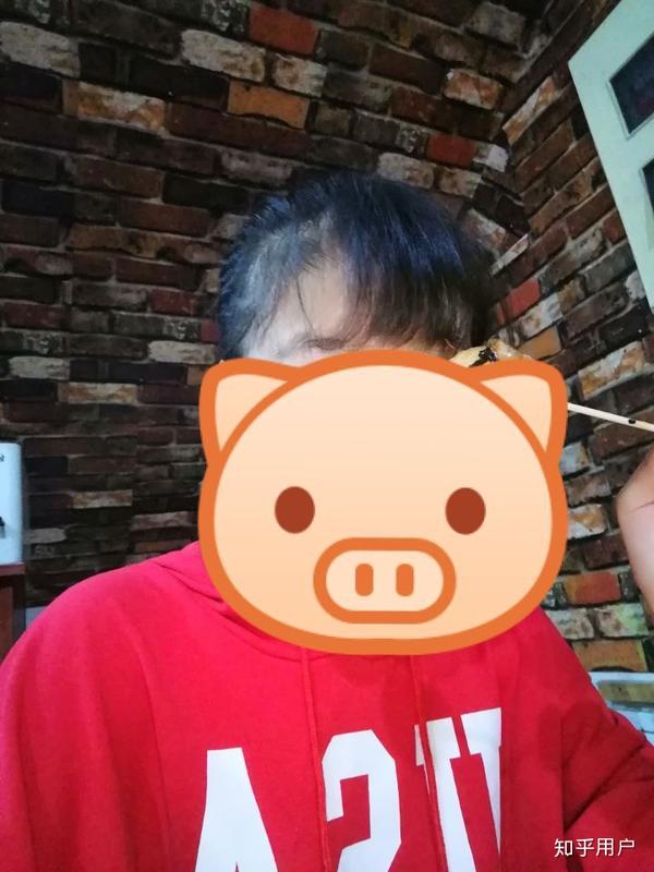 我的头发有它自己的想法,一旦不顺着头发下垂方向扎,就会炸毛!
