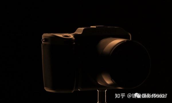 拍摄黑底同时又能给主体勾勒出一个完整的轮廓光,但相机正面还是不受