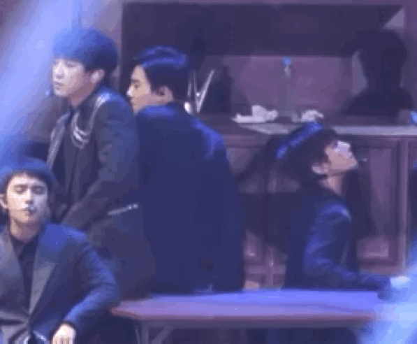 有时间再继续更 最后奉上四巡首尔安可场going crazy最爱的开头,cc