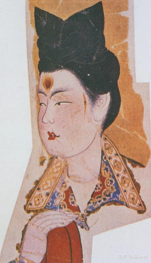 其额间是南北朝至唐代妇女中盛行的"晕额黄"