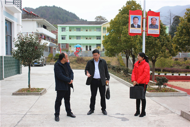 兴山县高桥乡党委书记谢清和生调研红军小学红色文化创建情况