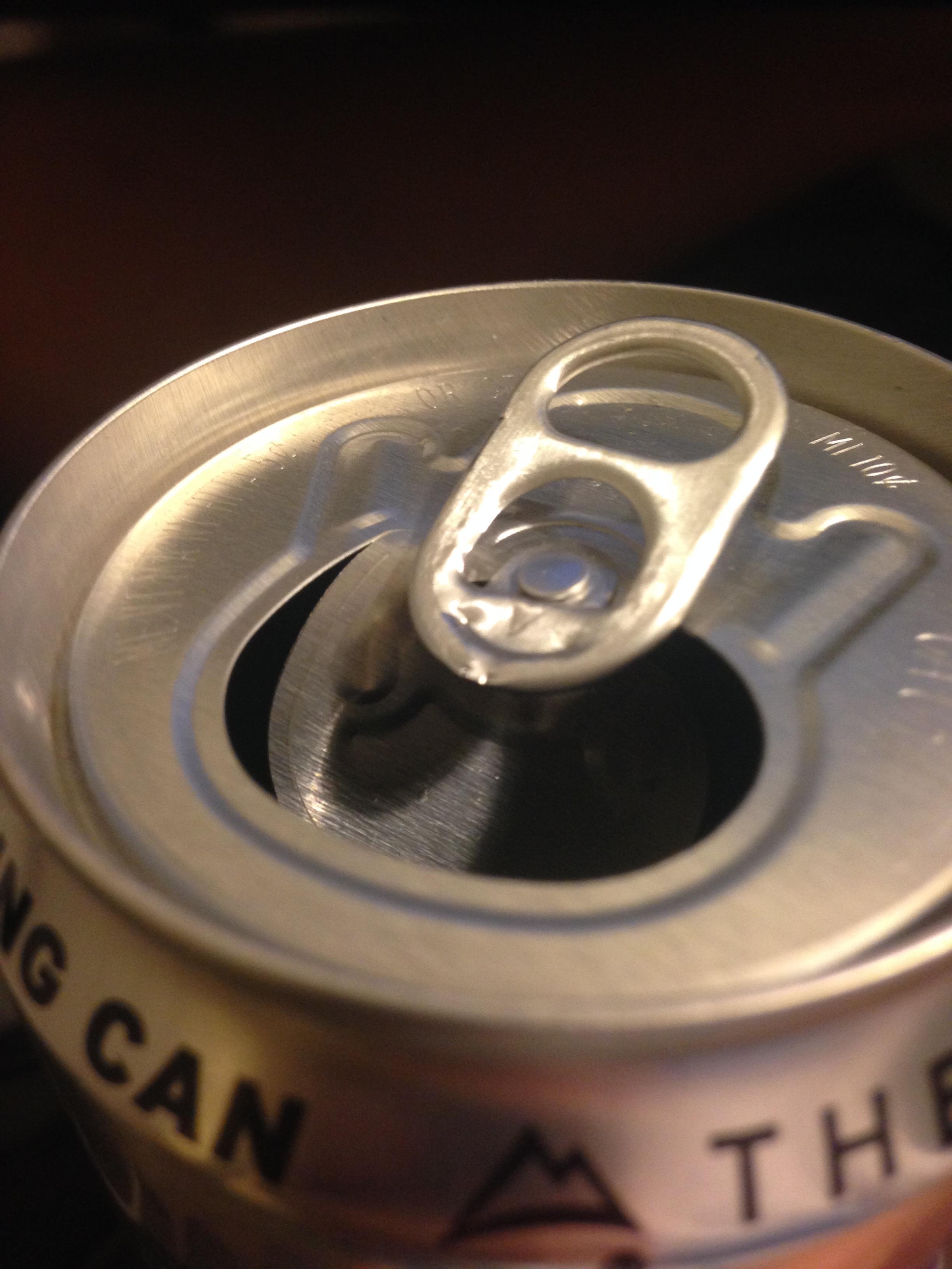 为什么易拉罐打开之后盖子都是朝这个方向