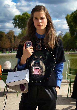 没错,就是这只狗让纪梵希瞬间被各大明星所喜爱,都争相穿着.