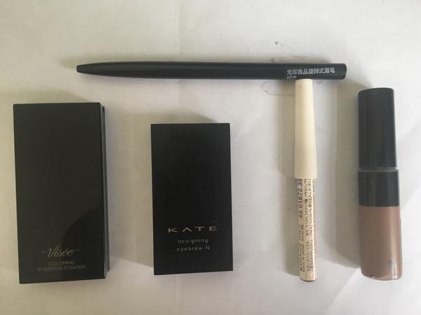 有哪些适合大学生使用的化妆品 知乎 九四 16 08 23 爱用品分享 首先是妆前和隔离 因为皮肤干的原因 所以用的是索菲娅的保湿隔离 还有无印良品的高保湿妆前乳 无印良品脑残粉来了 都说谜尚的红管bb是比较好用的 但是我现在已经不常用bb