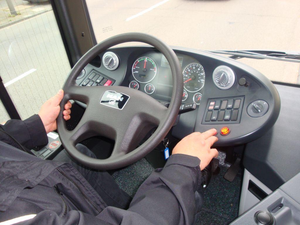 公交车后门那个红色按钮是不是提醒司机要下车的意思