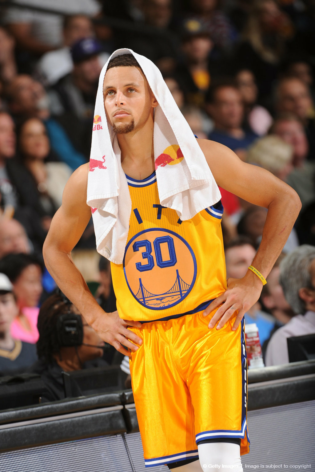 之前在微博上看过库里头披毛巾的图片,美不可方物.