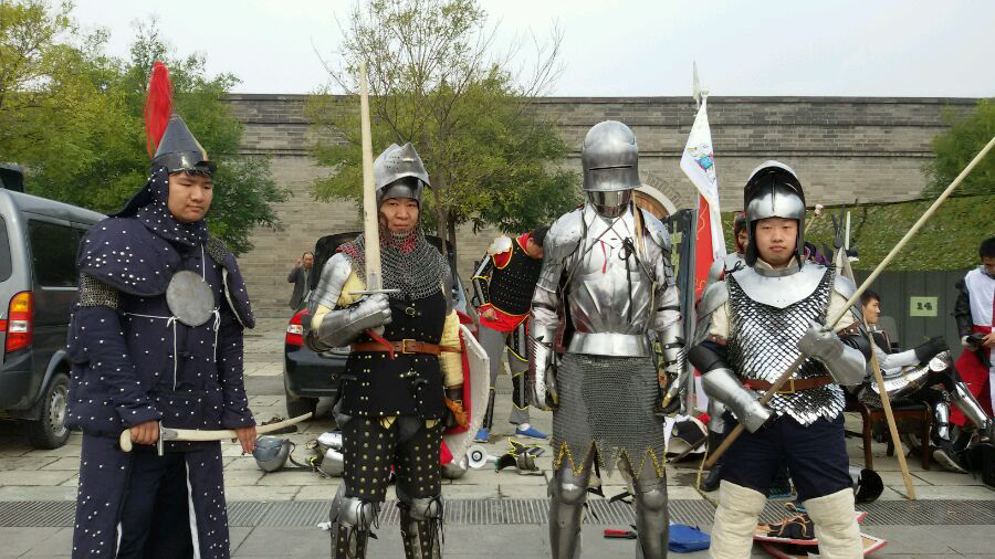 我是一个冷兵器着甲对练爱好者,有兴趣可以搜 虎贲骑士团的贴吧,平时