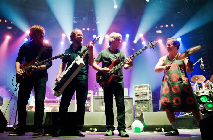 从小 wider 就是个热爱折腾的姑娘,高中时候跟着喜欢的乐队一路流浪