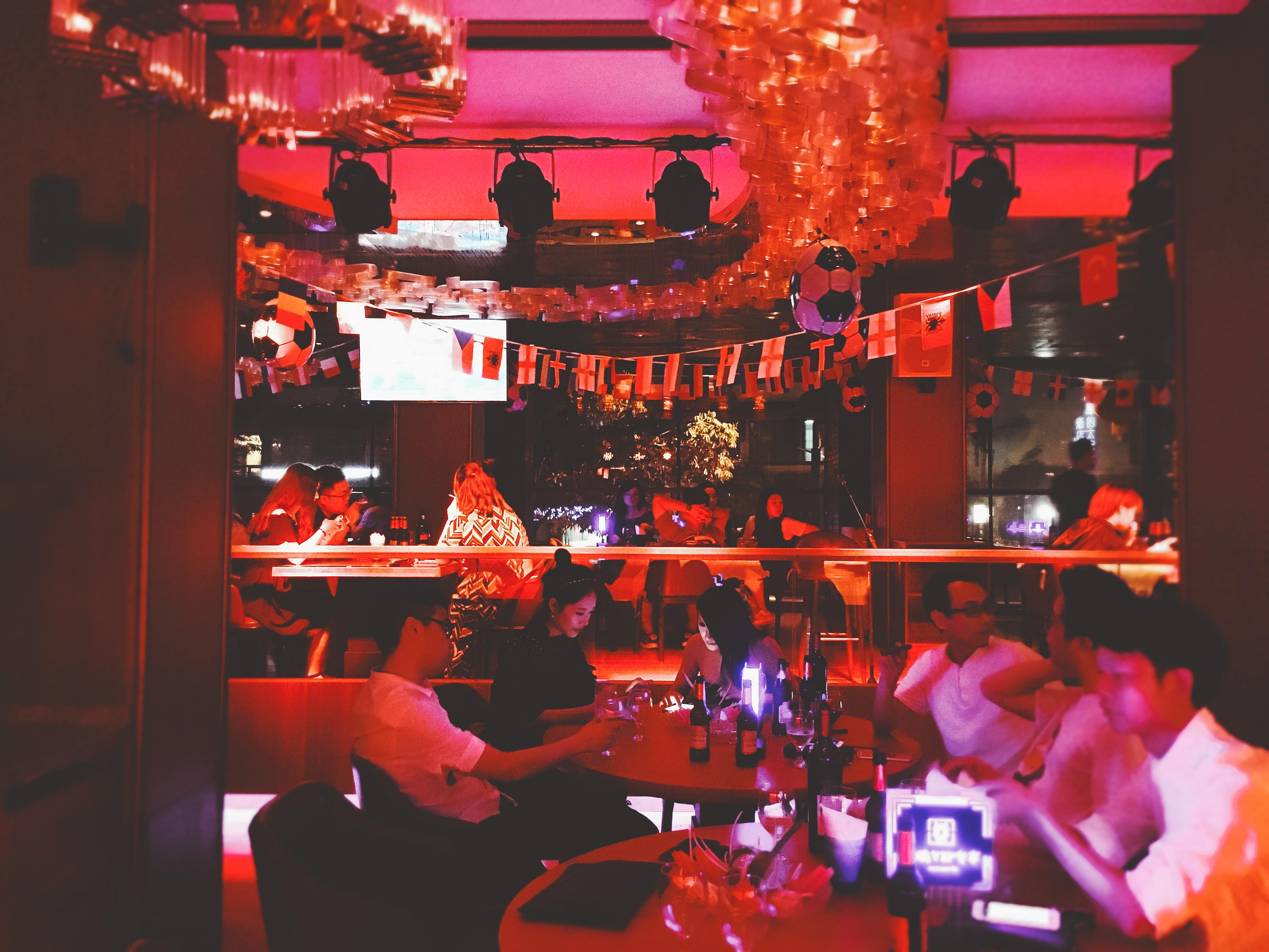 在夜店酒吧如何带走妹子 酒吧营销女想睡就能睡吗