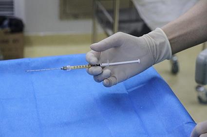 初学者或者经验不足者建议注脂针后退时推送脂肪,由于只用中指和食指