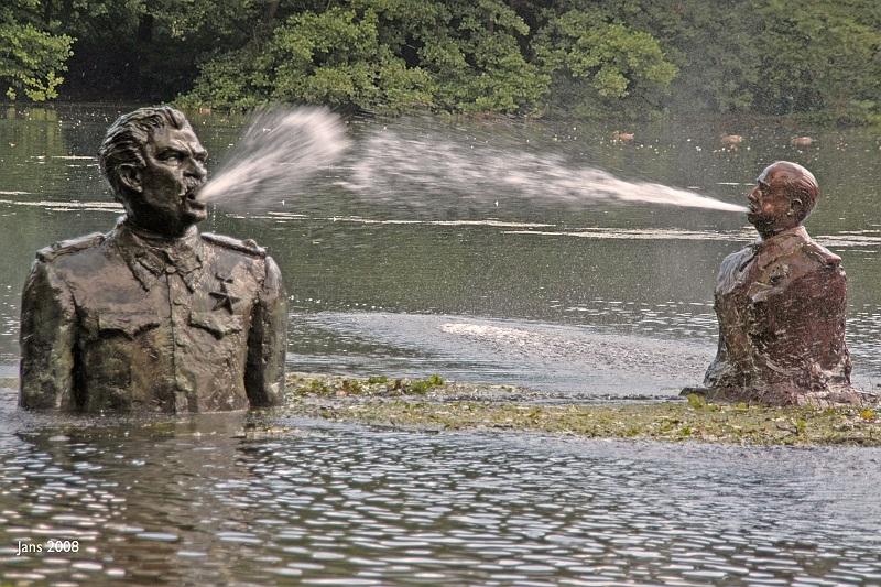 水池中斯大林等人互相喷水的雕像建在哪里有什么来历