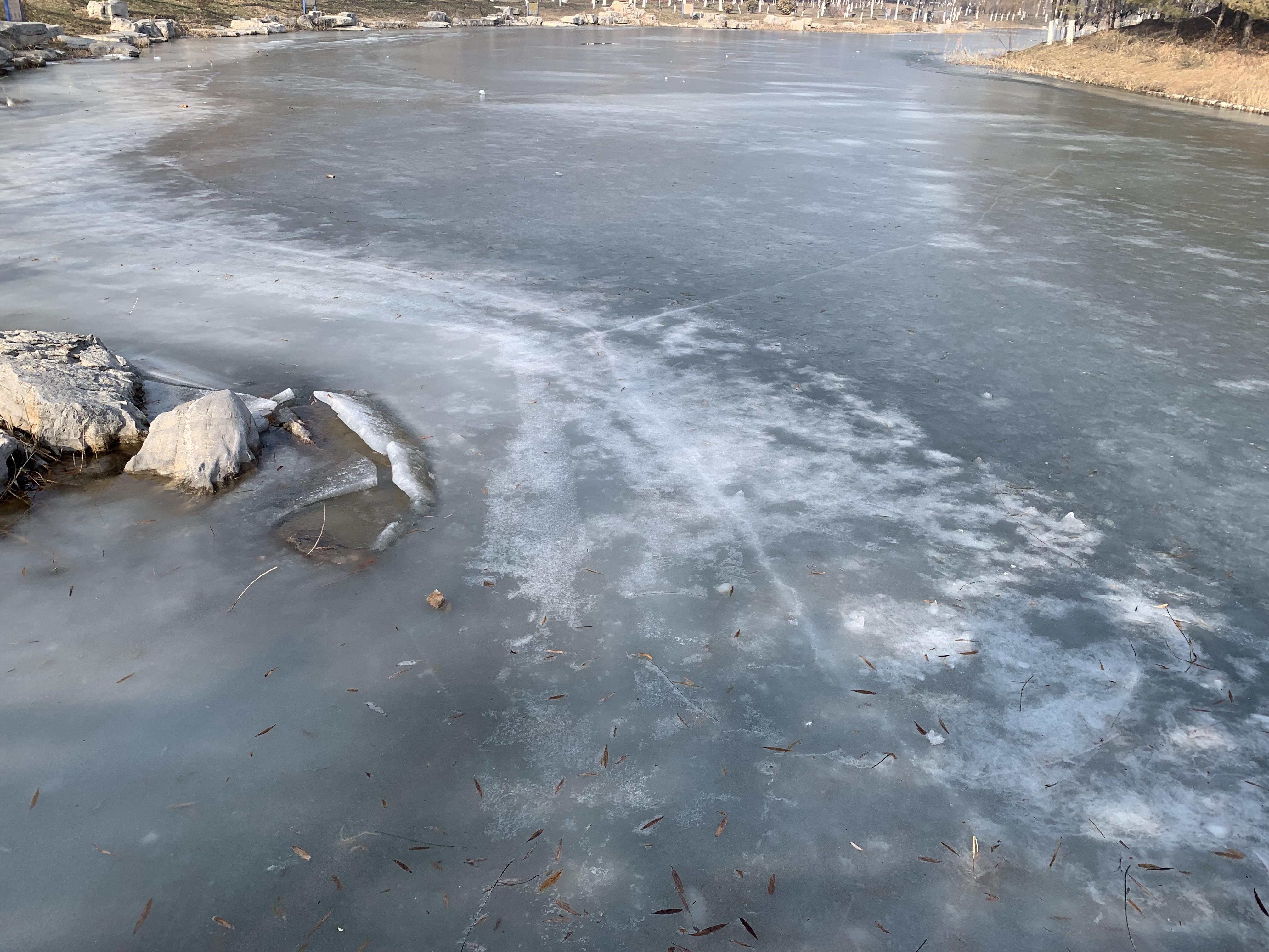 杰出志愿 的想法: 冬日雪景白雪皑皑的冬季河面冰封成一块镜面