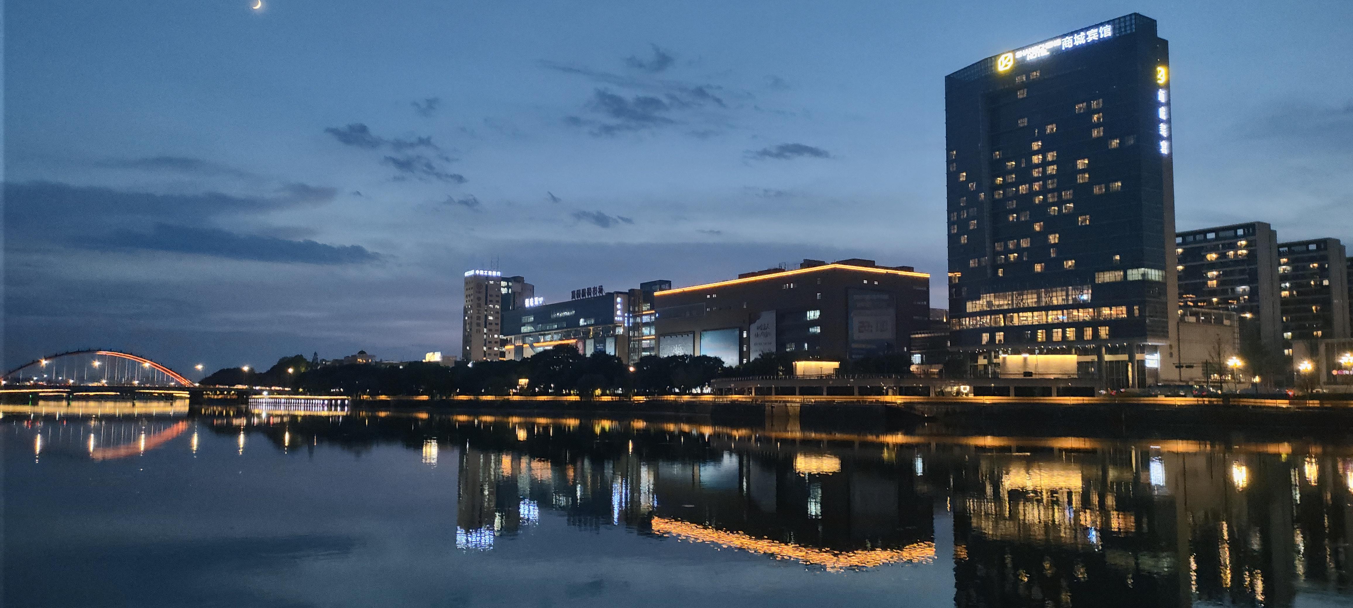 落不凡 的想法: 暮色笼罩下的义乌夜景 |  a class="hash_tag" href="