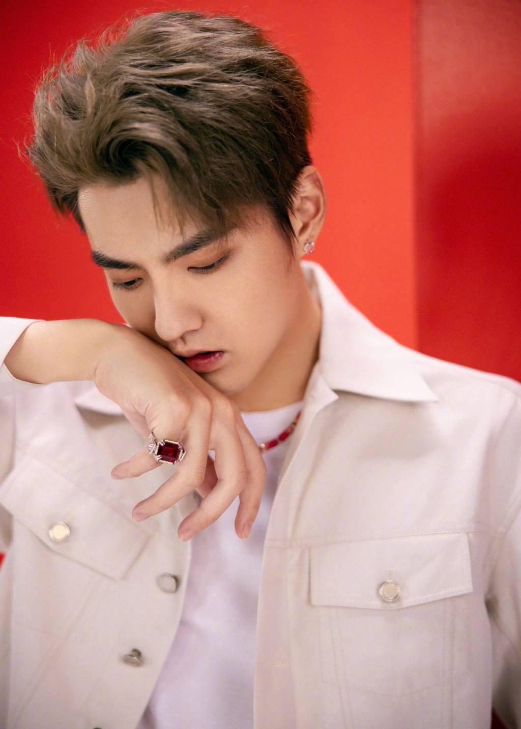 2020年17岁的都美竹被冯某带到吴亦凡家中参加聚会几杯酒下肚后她就醉