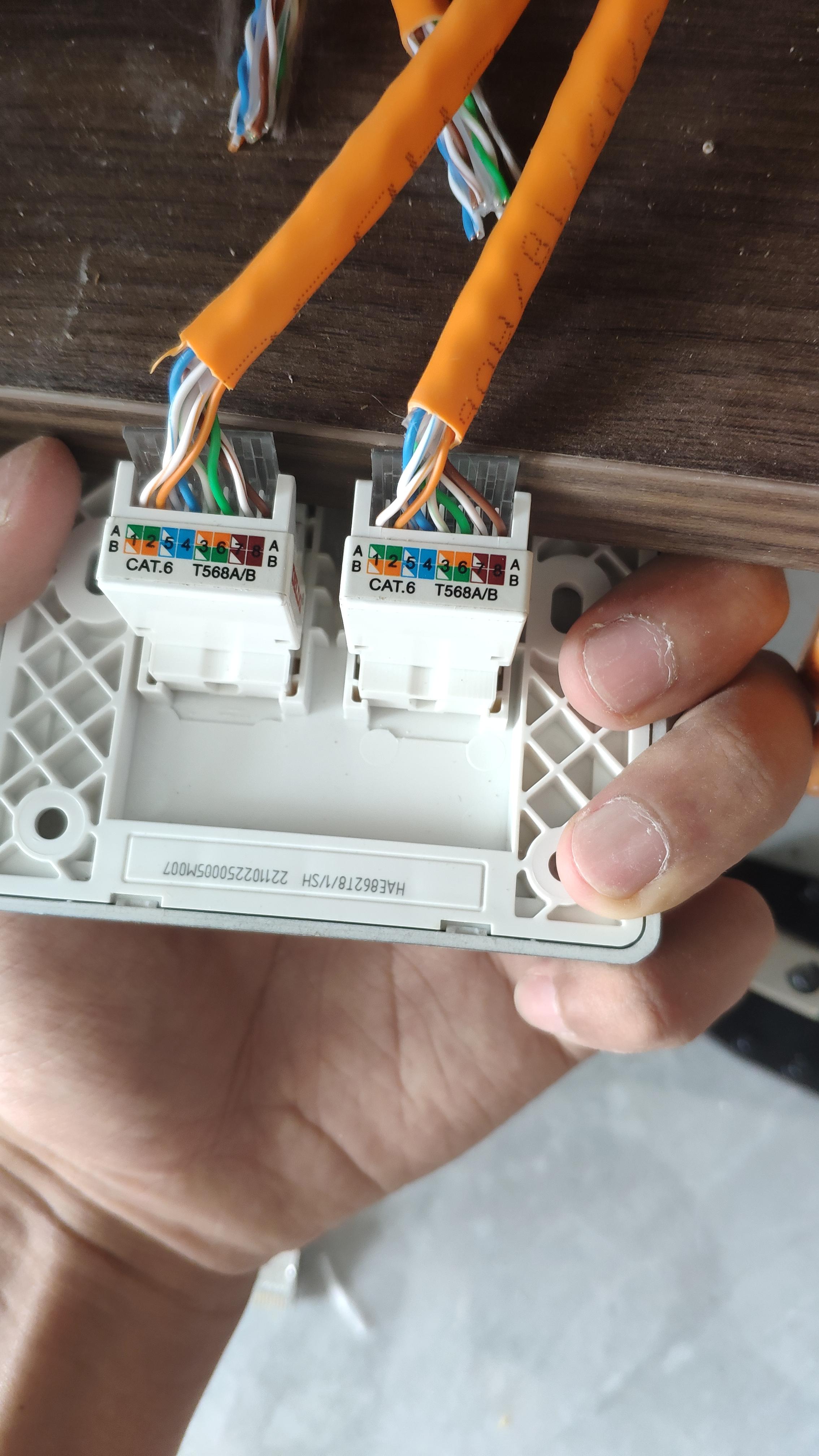 网线面板的接线方法,按照颜色一一对应接上就