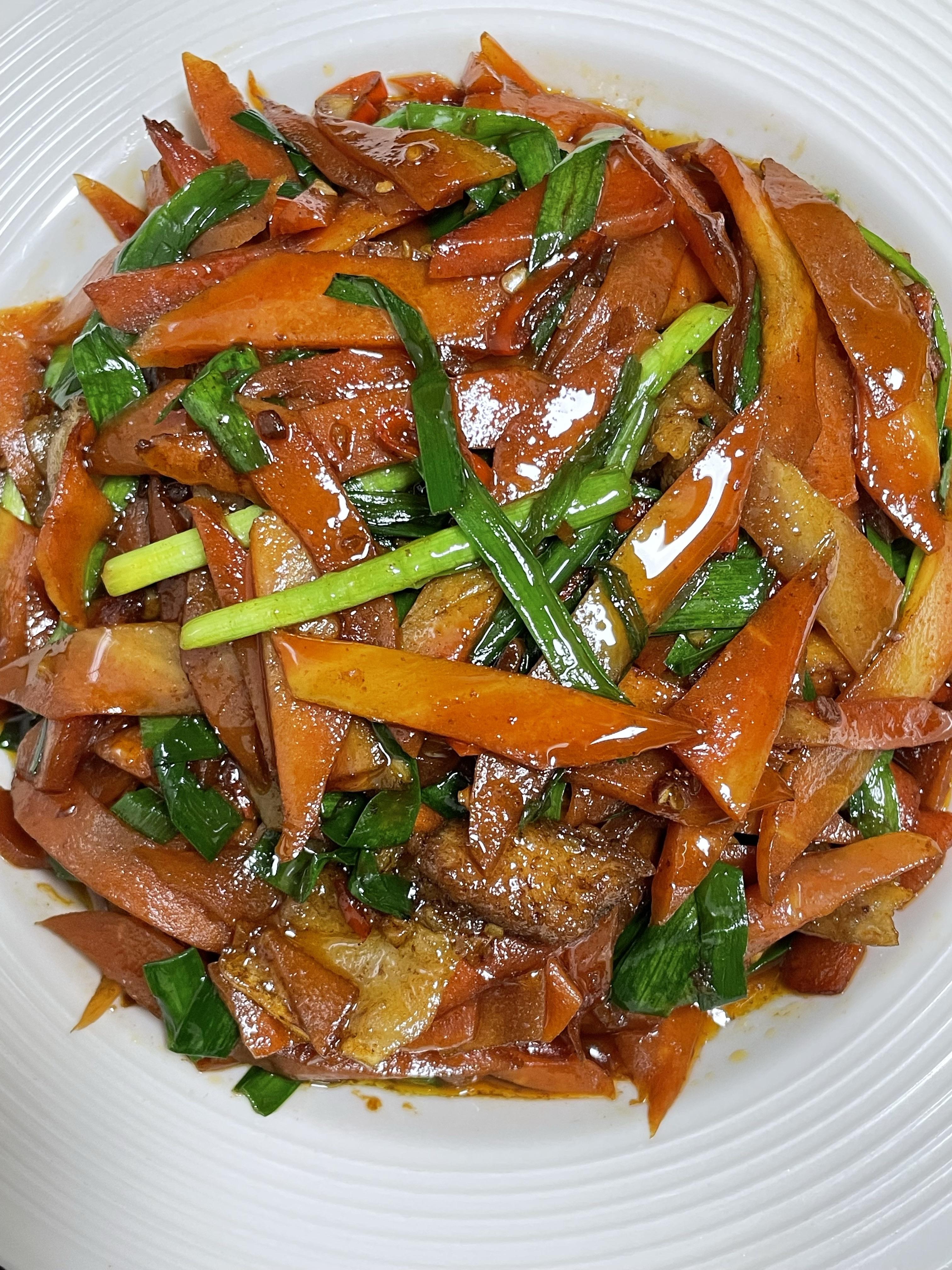 这个胡萝卜炒肉肥而不腻下饭又好吃姐妹们今天给喜欢吃肉的姐妹们出一