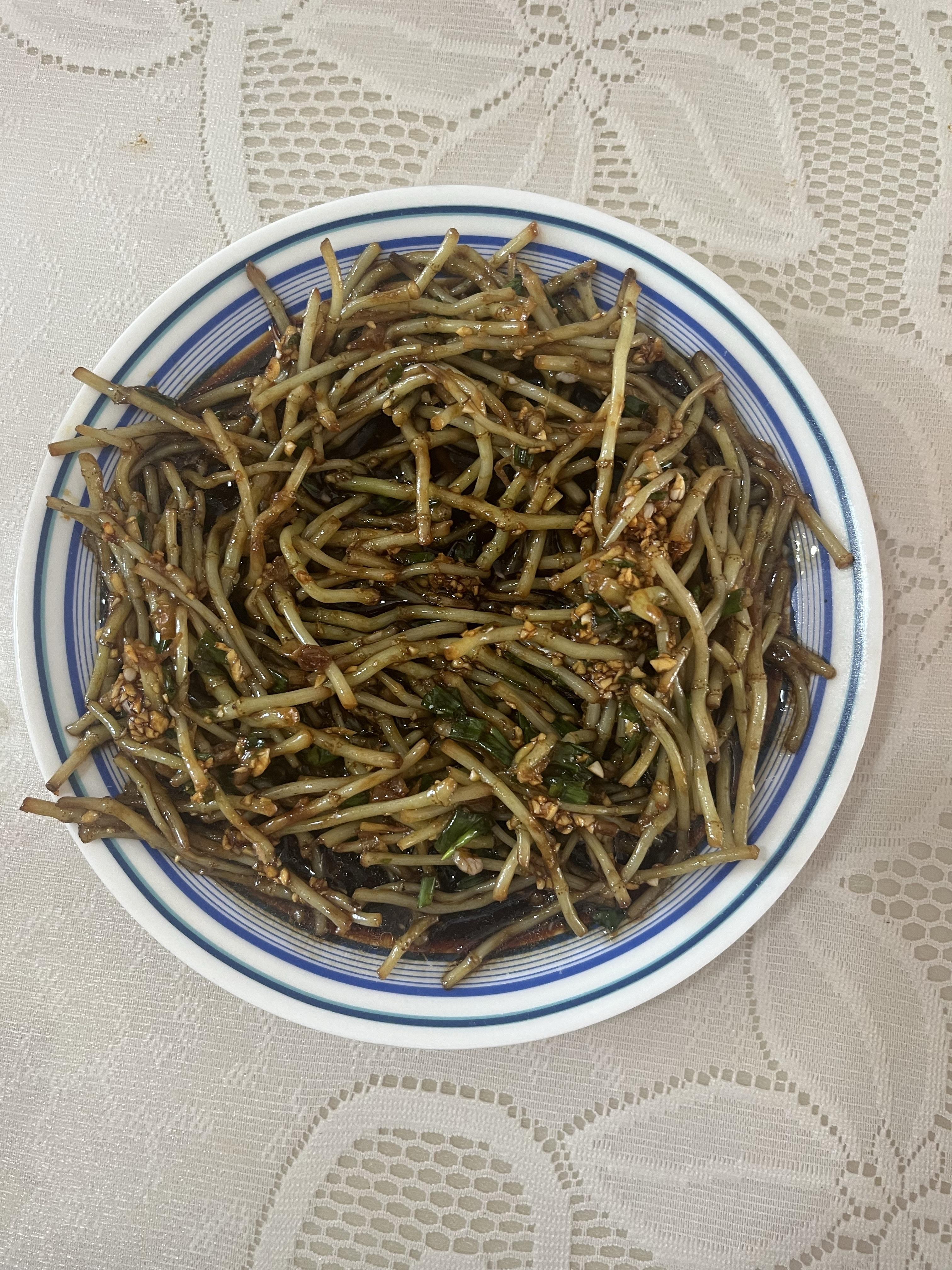 凉拌鱼腥草本草纲目上记载鱼腥草是多年生草本有特殊腥臭味根茎多节色