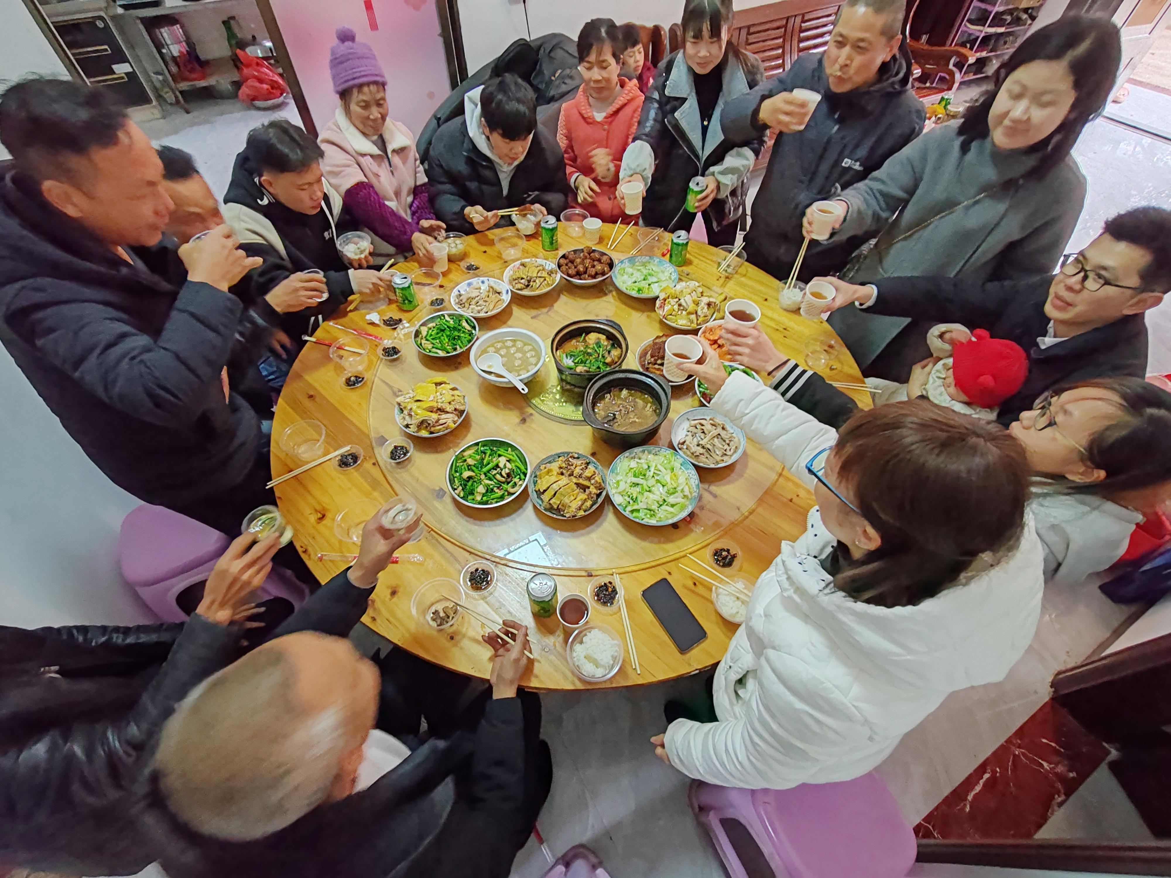 和家人一起过年的照片图片