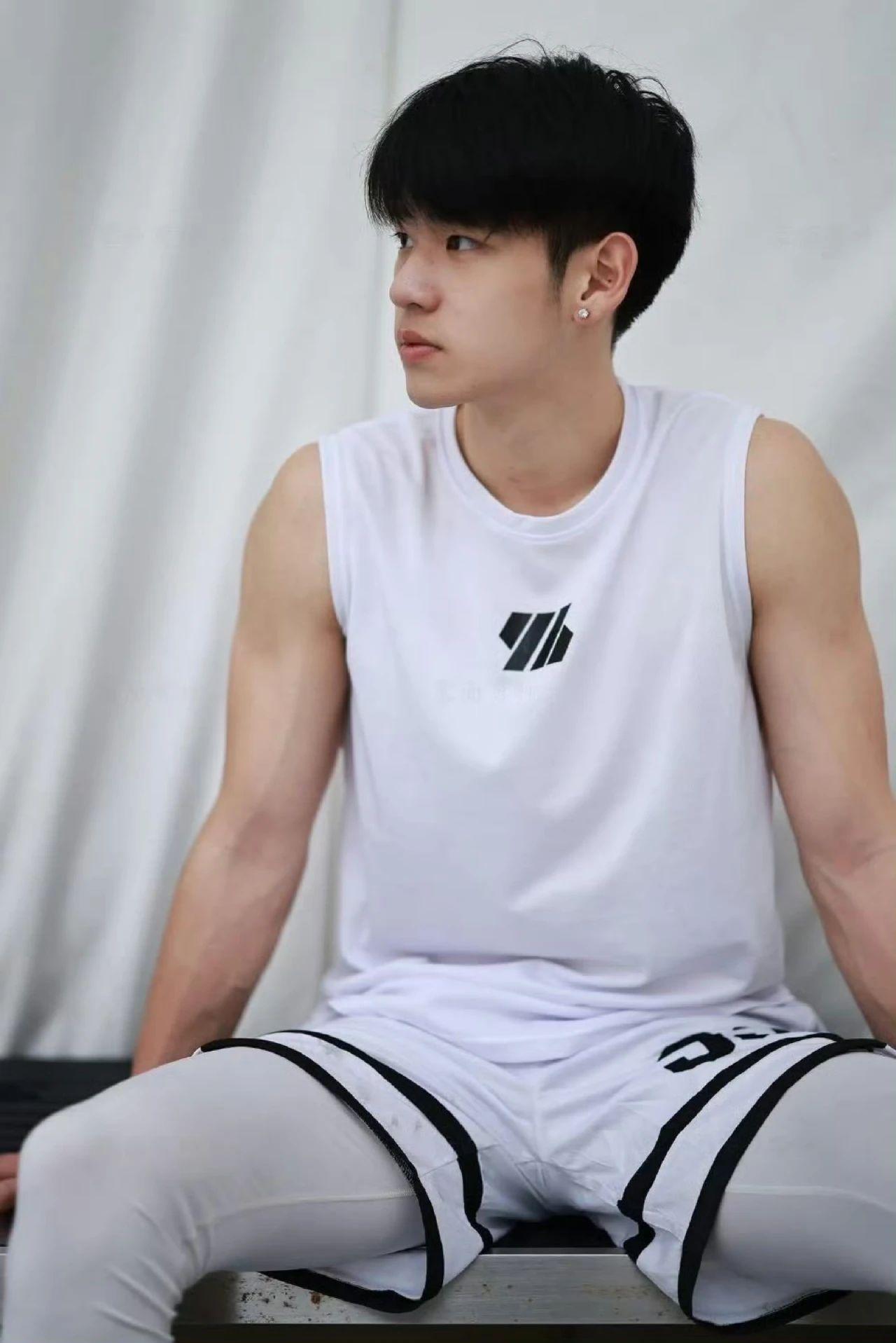 刘哥走近话人生 的想法: 白色系运动装帅哥清爽出圈!