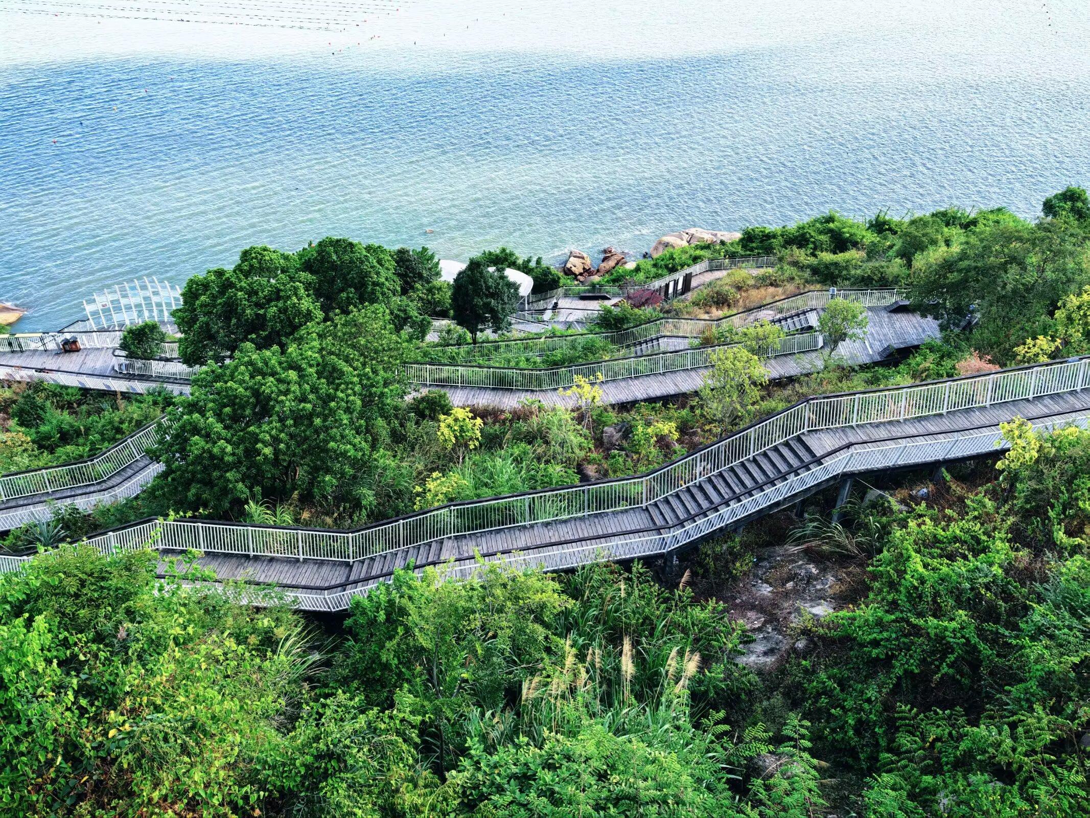 漫步光影栈道,感受山海之美