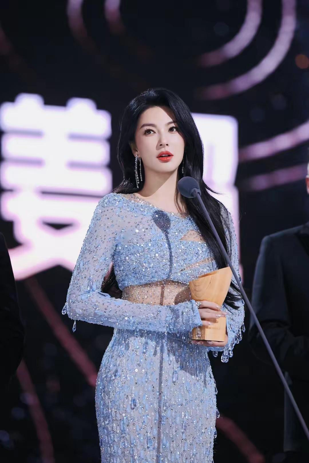 街拍佳人 的想法: 张雨绮获奖了!