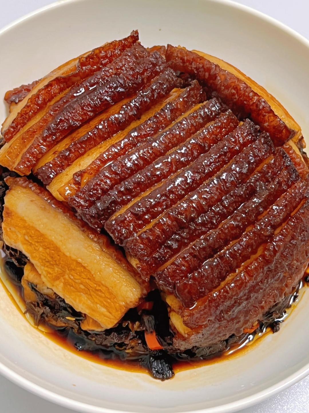 经典客家菜梅菜扣肉梅菜扣肉这道菜以其独特的香气和浓郁的口感成为了