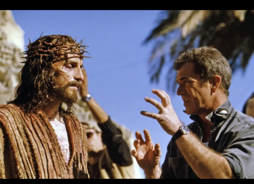 2004年,在拍摄电影《耶稣受难记》时,扮演耶稣的演员吉姆·卡维泽在